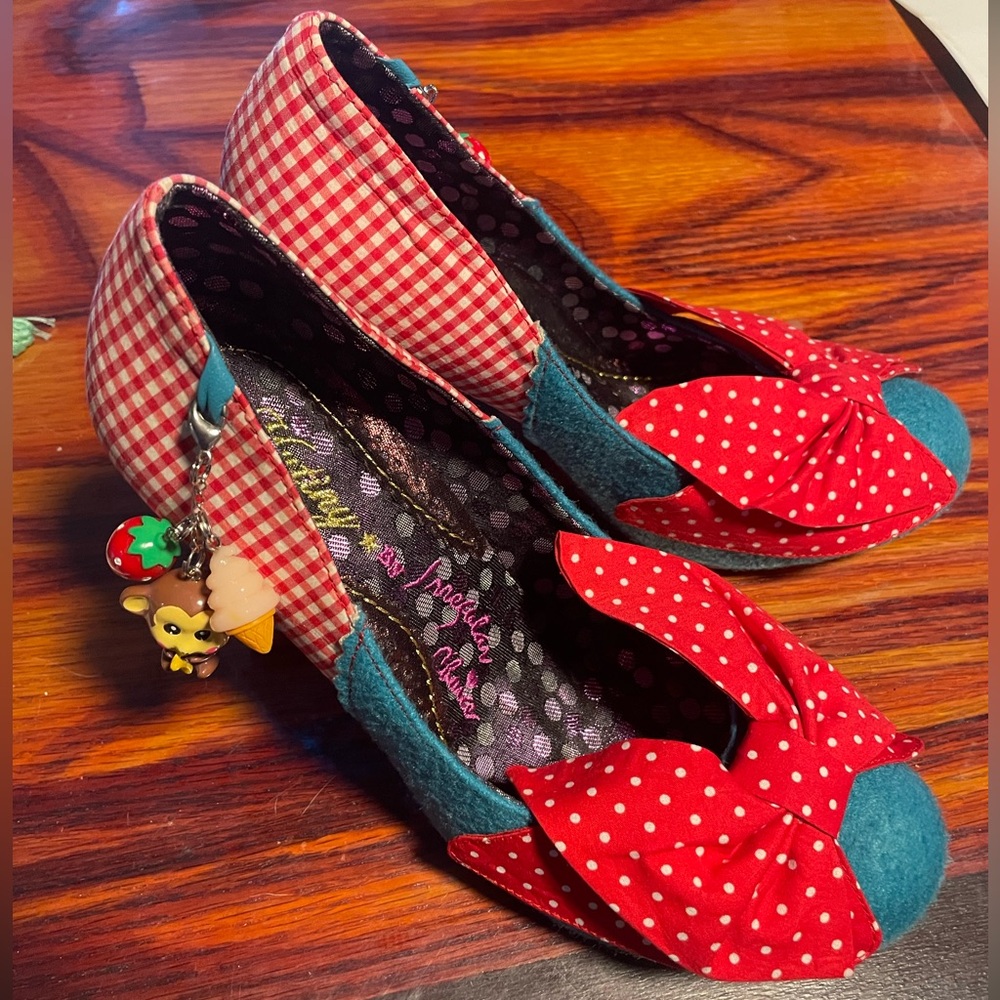 Women's size 10-10.5 Irregular Choice "Trinkletina" clear-heeled shoe.